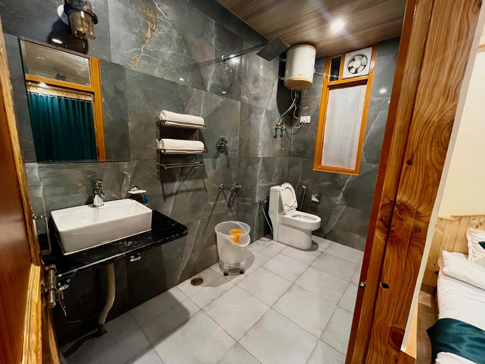 Hotel Mid Orchard Kasol L River Side -Pure Veg Hotel Zewnętrze zdjęcie